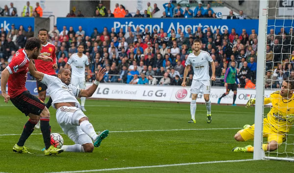 Mata mở tỷ số từ pha chuyền bóng của Luke Shaw. Ảnh: IH.