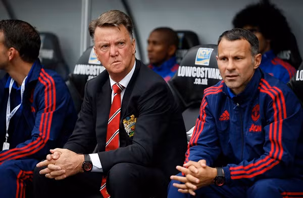 Van Gaal có ngày kỉ niệm không mấy vui vẻ. Ảnh: Reuters.