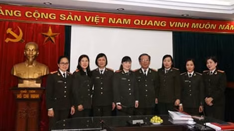 Đại tá Đặng Văn Lân, Phó Tổng biên tập Báo CAND cùng các đại biểu tham dự Hội nghị triển khai công tác Hội phụ nữ Báo CAND năm 2016.