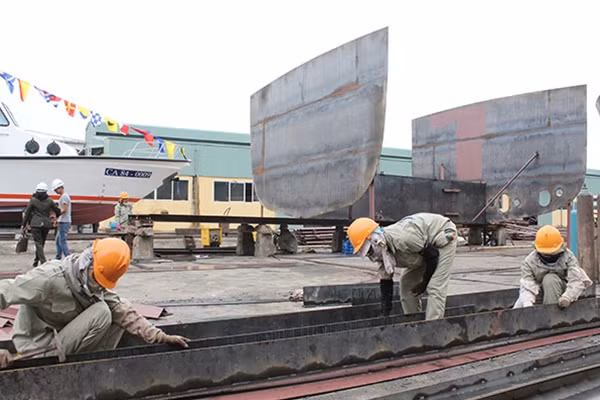 Cán bộ, nhân viên Công ty Nam Triệu đang đóng mới tàu, xuồng phục vụ an ninh, quốc phòng.