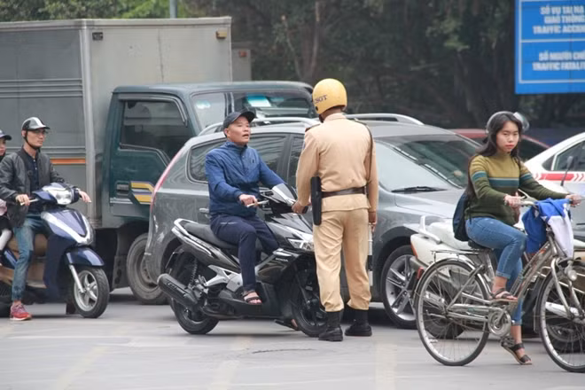 Đi xe máy không đội mũ bảo hiểm.