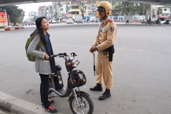 Lực lượng CSGT nhắc nhở và tuyên truyền cho các trường hợp vi phạm về luật lẹ an toàn giao thông.
