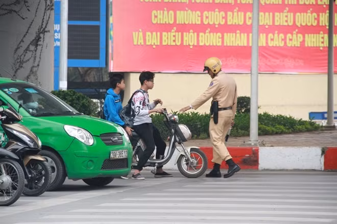 CSGT xử lý nhiều trường hợp trong ngày đầu ra quân đẩy mạnh xử lý các hành vi vi phạm giao.