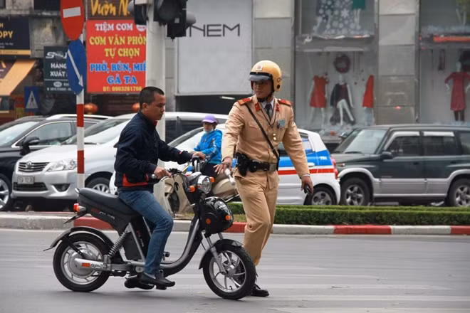 Ngoài các trường hợp là học sinh, nhiều trường hợp vi phạm là người lớn.
