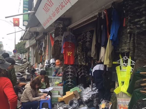 Lực lượng chức năng kiểm tra tại các ki-ốt ở đường Lê Duẩn.