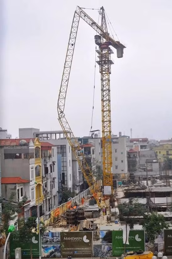 Phần giữa tay cần bị gãy xoắn.