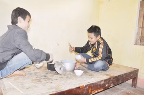 Ở trường các em sống như một gia đình.