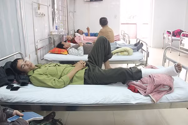 Kiểm lâm viên Lê Anh Tuấn nằm điều trị tại bệnh viện Đại học Y dược Huế sau vụ lâm tặc tấn công vào sáng 2-3.