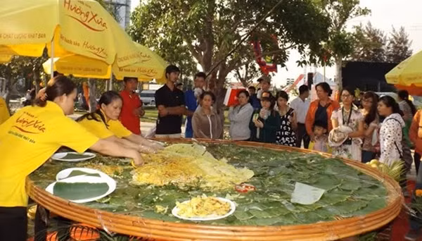 Các nghệ nhân trình diễn đổ bánh xèo tại lễ hội bánh dân gian Nam Bộ lần thứ 4 -2015
