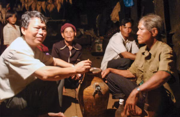 Đại tá Nguyễn Xuân Hà về với dân làng. Đại tá Nguyễn Xuân Hà về với dân làng.