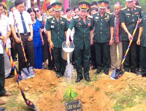 Các đại biểu trồng cây lưu niệm tại Quần thể bến thả hoa sông Ô Lâu.