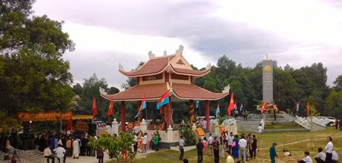 Quần thể bến thả hoa sông Ô Lâu.