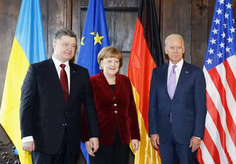 Tổng thống Ukraine Petro Poroshenko (trái), Thủ tướng Đức Angela Merkel và Phó Tổng thống Mỹ Joe Biden tại Hội nghị An ninh Munich. Ảnh: Excelsior.