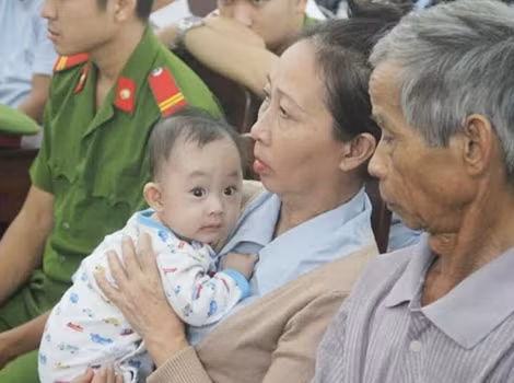 Con trai nhỏ của Vinh và chị Lành cùng người thân đến dự phiên tòa.