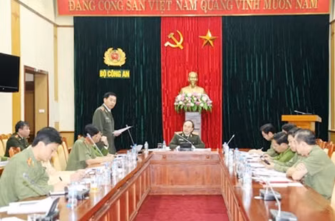 Trung tướng Lê Văn Đệ, Phó Tổng cục trưởng Tổng cục Chính trị CAND phát biểu tại cuộc họp
