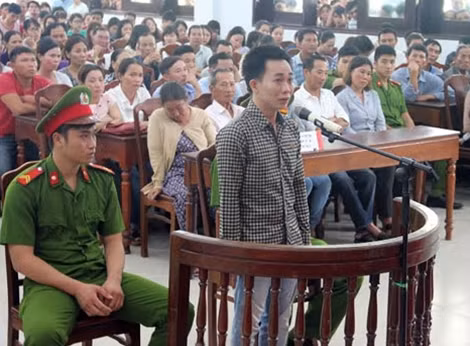Rất đông người dân đến dự phiên tòa xét xử vụ án Trần Xuân Vinh giết người.