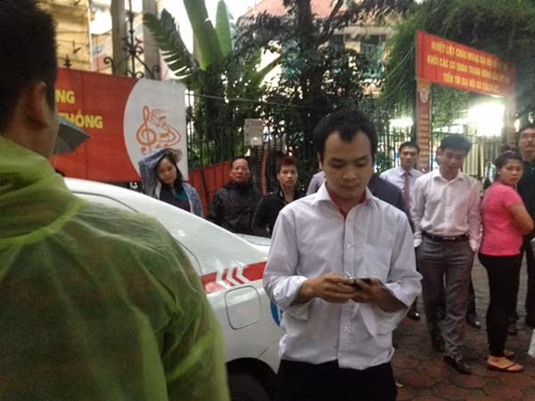 Lái xe taxi ra khỏi xe rồi bỏ đi.
