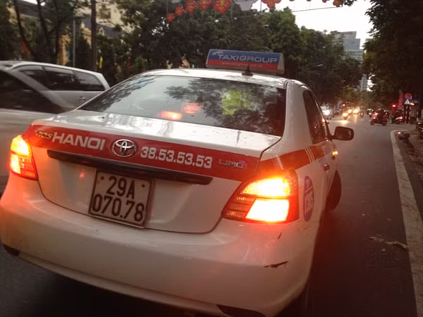 Chiếc xe taxi mang phù hiệu của Hãng taxi Group Hà Nội.