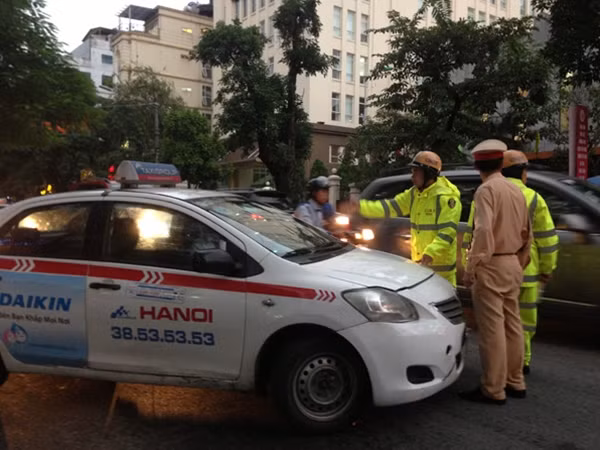 Lái xe taxi “cố thủ” trong xe, không chấp hành hướng dẫn của CSGT.