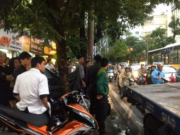 Nhiều người dân đứng theo dõi vụ việc và bất bình trước hành động của lái xe taxi.