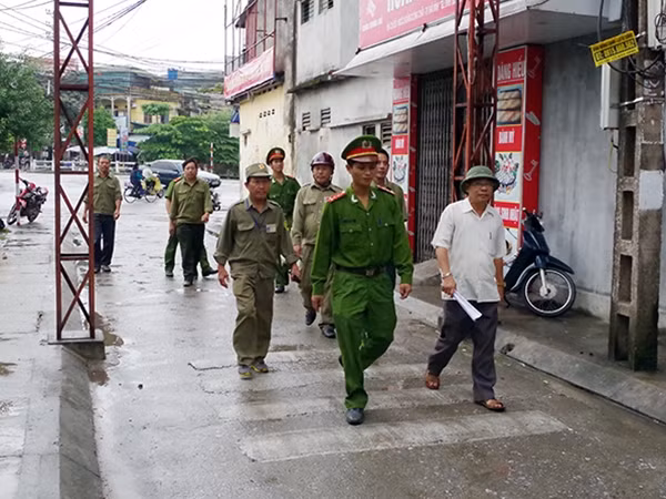 Lực lượng Công an phường Quang Trung và dân phòng triển khai chốt trực trong ngày ra mắt.