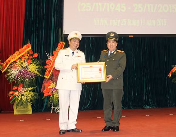 Thứ trưởng Bùi Văn Thành trao Huân chương Bảo vệ Tổ quốc hạng Ba tặng đồng chí Đào Ngọc Hạnh, Trưởng phòng thông tin liên lạc Công an TP Hà Nội.