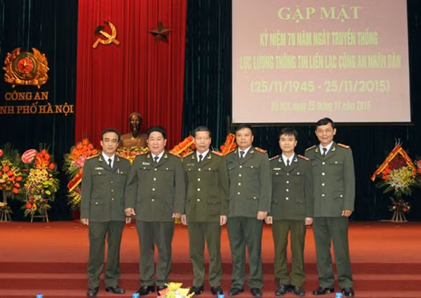 Thứ trưởng Bùi Văn Thành với các đại biểu dự buổi lễ.