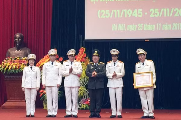Thứ trưởng Bùi Văn Thành trao Bằng khen của Thủ tướng tặng Phòng Viễn thông tin học Công an Thủ đô vì những thành tích xuất sắc.