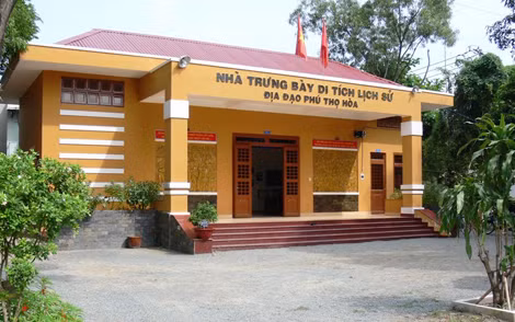 Di tích địa đạo Phú Thọ Hoà nằm trên Hoa Phong cổ luỹ ngày xưa.