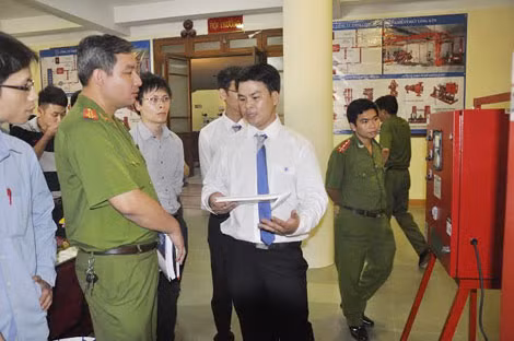 Các đại biểu xem thiết bị bơm tiêu chuẩn mới.