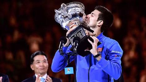 Novak Djokovic giơ cao chiếc Cúp vô địch Australia Open lần thứ 5 trong sự nghiệp. (Ảnh ausopen.com)