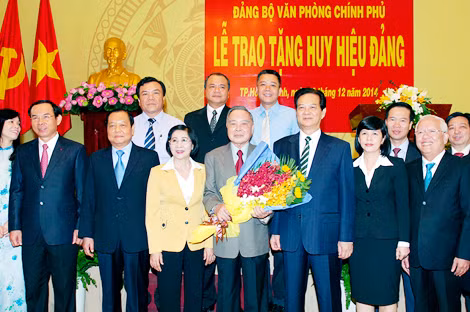 Các đồng chí lãnh đạo chúc mừng nguyên Thủ tướng Phan Văn Khải.