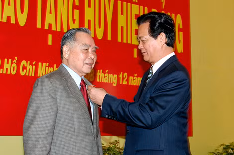 Thủ tướng Nguyễn Tấn Dũng trao Huy hiệu 55 năm tuổi Đảng cho nguyên Thủ tướng Phan Văn Khải.