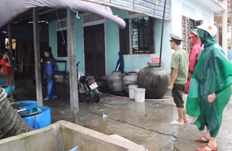 Công an huyện Phú Vang đến xã ven biển Phú Thuận để tuyên truyền người dân sẵn sàng đối phó bão Hagupit. Công an huyện Phú Vang đến xã ven biển Phú Thuận để tuyên truyền người dân sẵn sàng đối phó bão Hagupit.