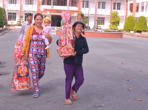 Tết ấm áp, sum vầy với các hội viên hội nông dân gặp khó và hộ nghèo ở Tiền Giang.