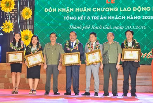 Trung tướng Lê Văn Minh – Tổng cục trưởng Tổng cục Hậu cần kỹ thuật CAND trao Bằng khen của Bộ trưởng Bộ Công an cho ông lãnh đạo Tập đòan Phú Cường và các cá nhân.