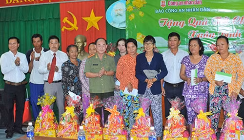 Đại tá Trần Kim Thẩm – Phó Tổng biên tập Báo CAND cùng ông Châu Thanh Hãn – Phó Tổng giám đốc Tập đoàn Phú Cường tặng quà cho người dân nghèo phường An Hòa, TP biển Rạch Giá, tỉnh Kiên Giang chiều 30-1.