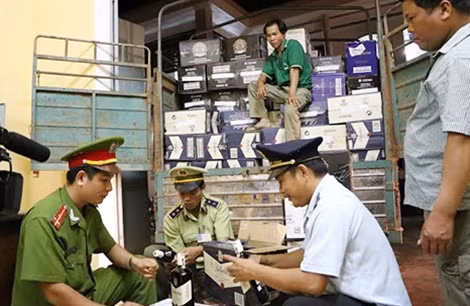 Lực lượng chức năng kiểm tra số rượu ngoại nhập lậu.