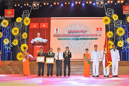 Đồng chí Lê Hồng Anh – Nguyên Thường trực Ban Bí thư trao Huân chương lao động hạng Ba cho ông Nguyễn Việt Cường – Chủ tịch Tập đoàn Phú Cường và ông Huỳnh Hà Phương – Tổng giám đốc Công ty CP Đầu tư Phú Cường Kiên Giang