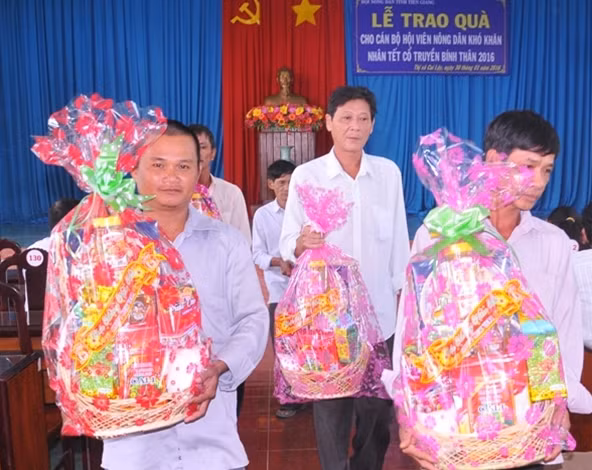 Những phần quà tết thể hiện tình cảm, sự sẻ chia và tinh thần sâu sắc của Báo CAND và Mạnh Thường Quân.