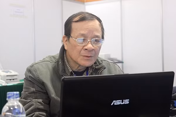Nhà báo Nguyễn Văn Vinh tác nghiệp tại Trung tâm Báo chí Đại hội XII.
