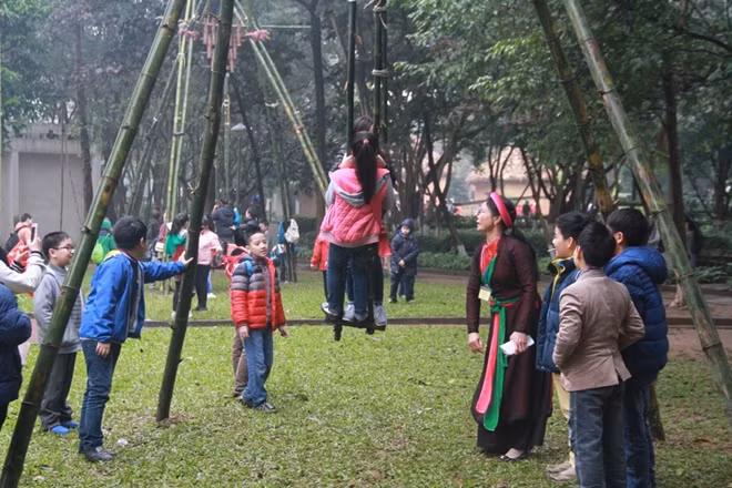 Trò chơi đánh đu thu hút nhiều em nhỏ, học sinh các trường tiểu học trên địa bàn Hà Nội.