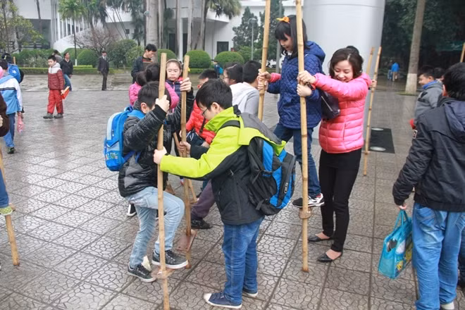 Các em nhỏ học đi cà kheo.