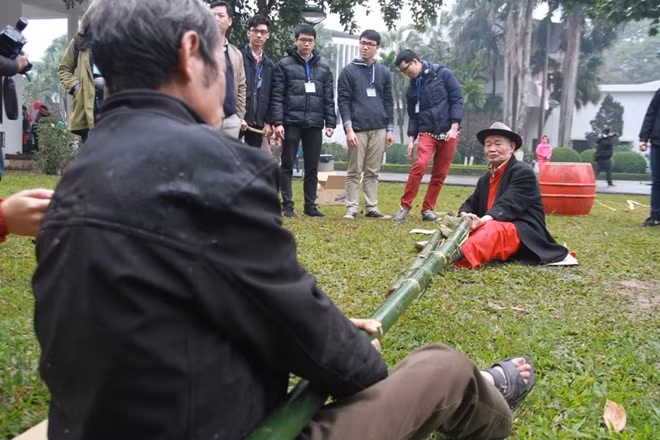 Một trò chơi được các cụ già tham gia.