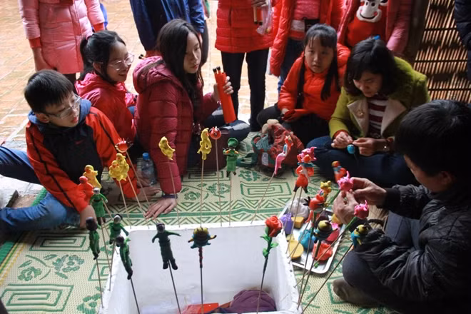 Nạn tò he luôn thu hút các bạn nhỏ.