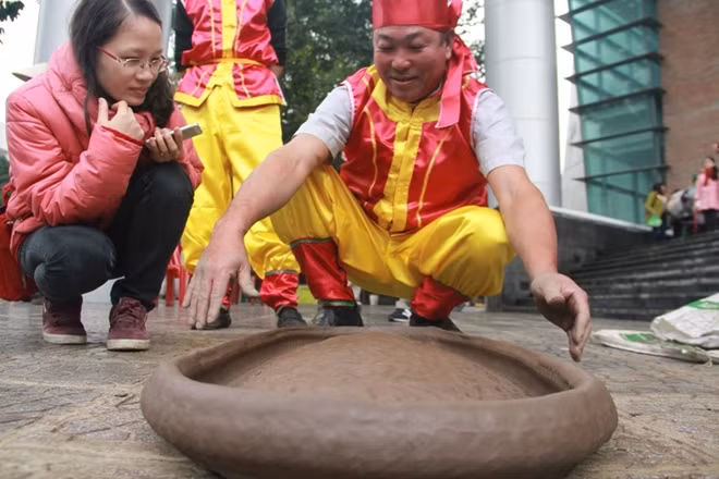 Nghệ nhân đến từ Hải Phòng chuẩn bị để trình diễn pháo đất.