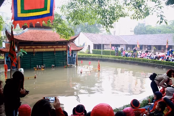 Trò chơi dân gian rối nước, do Phường rối nước Minh Tân trình diễn trong ngày hội.