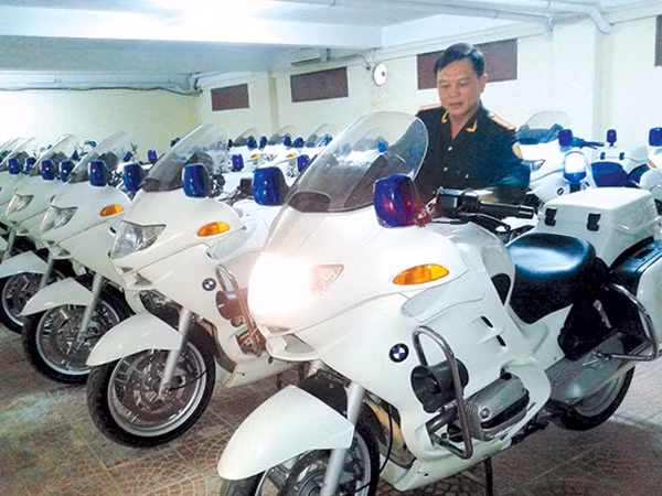 Cán bộ Đại đội 3 Trung đoàn 375 kiểm tra xe trước khi đi làm nhiệm vụ.