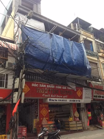 Vi phạm trong xây dựng ở nhà số 60 phố Hàng Than gây nguy cơ mất an toàn cho các hộ dân liền kề.