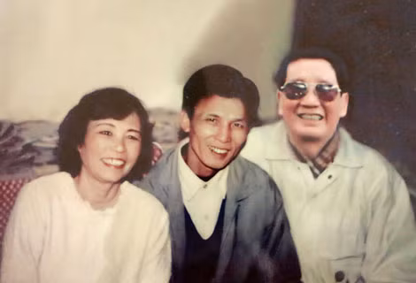 Ông Bùi văn Dung (giữa) chụp ảnh lưu niệm với vợ chồng nhạc sĩ Phạm Tuyên năm 1995.